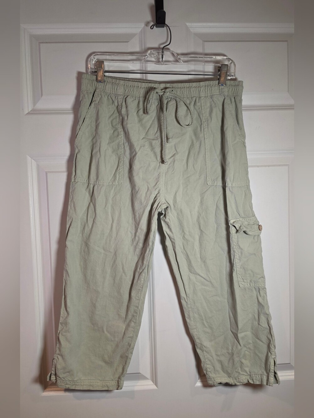Ragton Lightweight Cotton Cargo Capri Pants in Light Sage Green M
